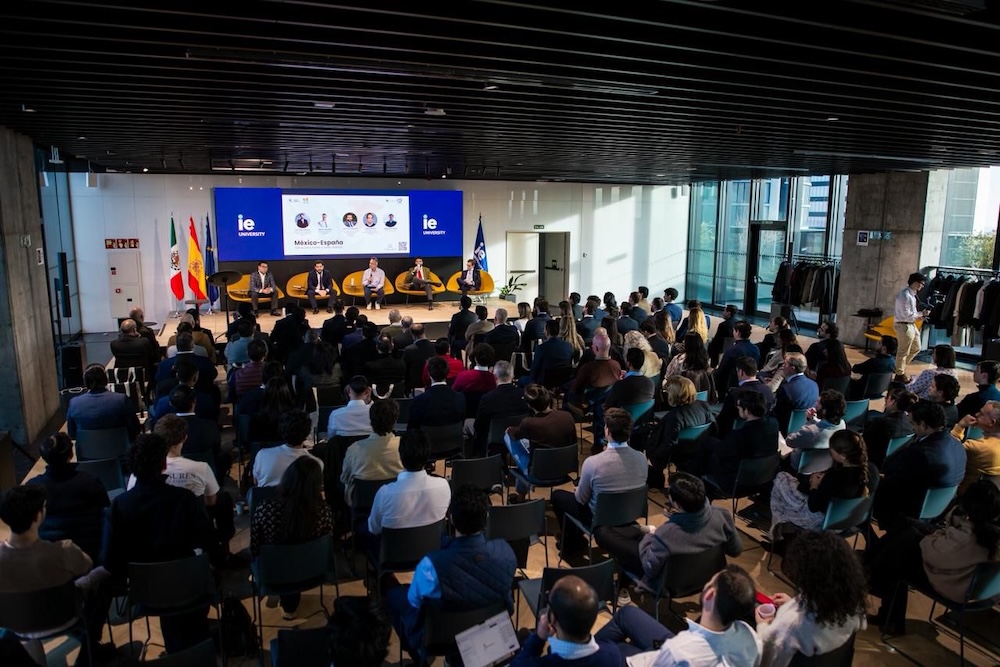 El prestigioso economista Diego García del Río participó junto a Néstor Camarillo, Senador de la República Méxicana, en una ponencia sobre inversión y economía en la prestigiosa IE University